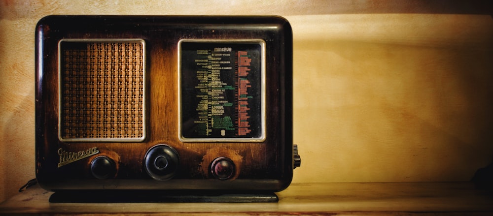 Selektive Fokusfotografie von braunem Transistorradio