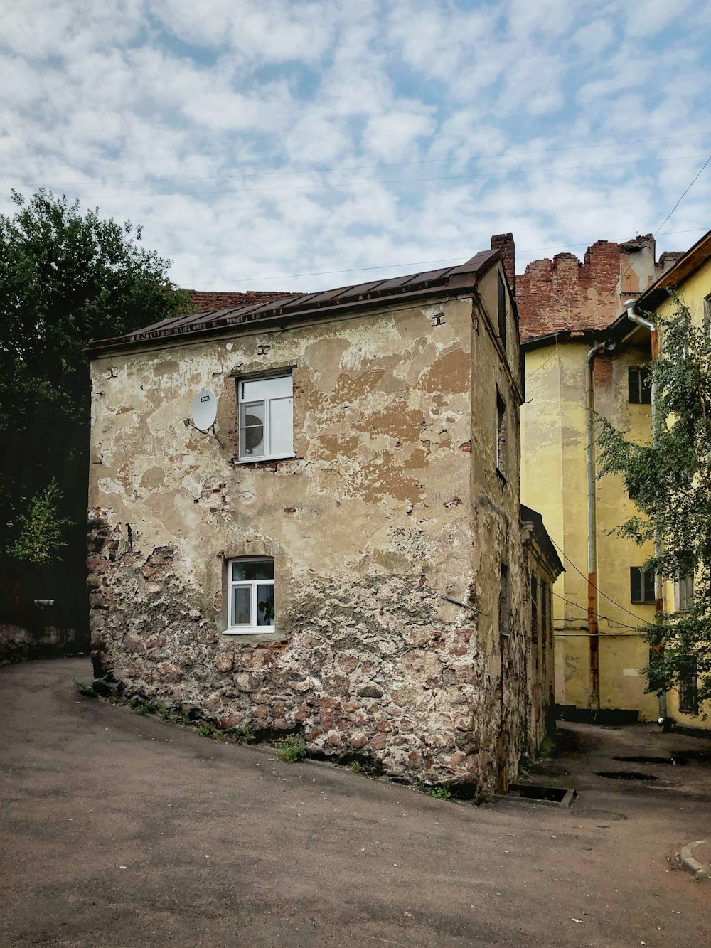 brow concrete 2-story house during daytime