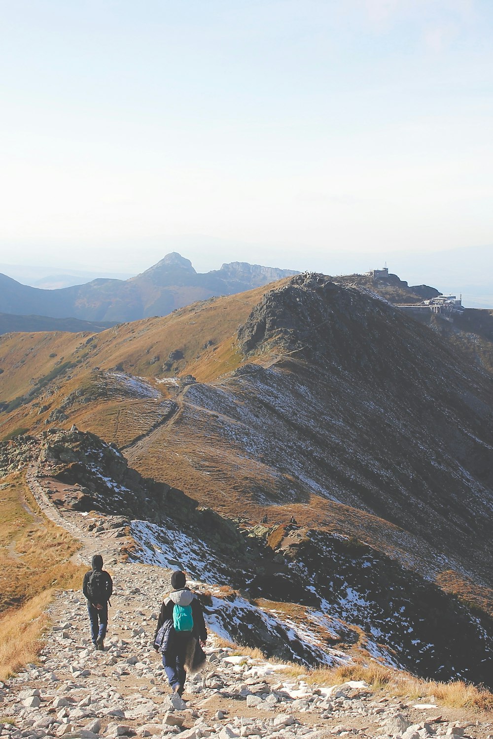 Menschen, die tagsüber auf dem Berg wandern