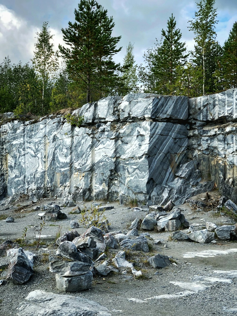 rochers à côté de la falaise