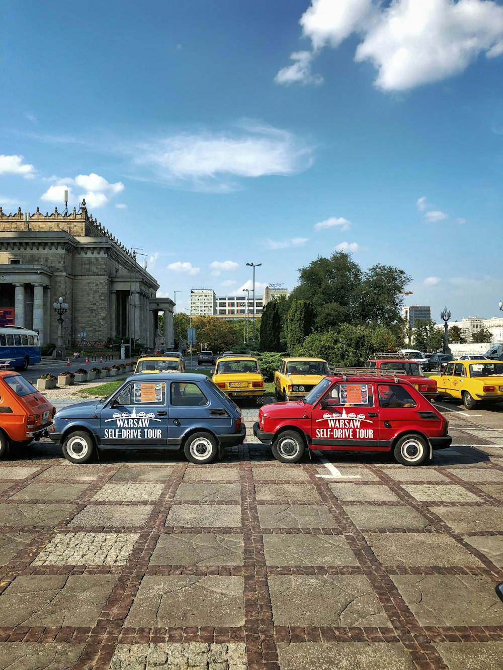 vários veículos estacionados ao lado da estrada