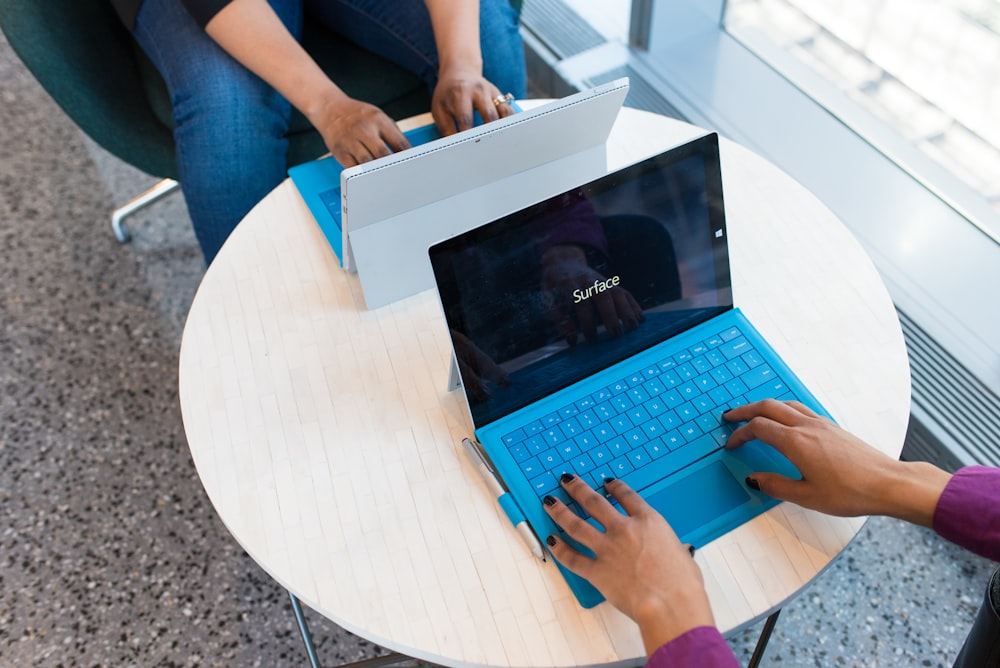 Microsoft Surface を使用する 2 人