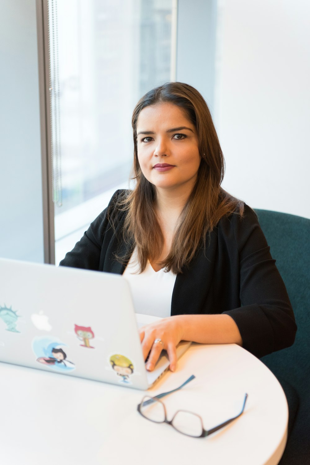 mujer en blazer negro usando MacBook