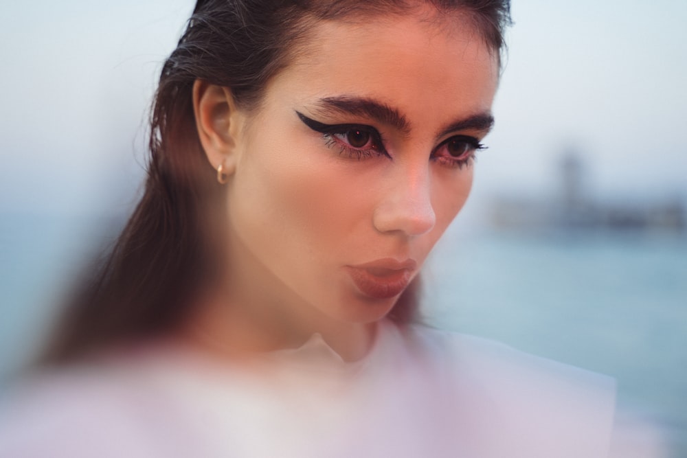 Selektive Fokusfotografie einer Frau mit rotem Lippenstift