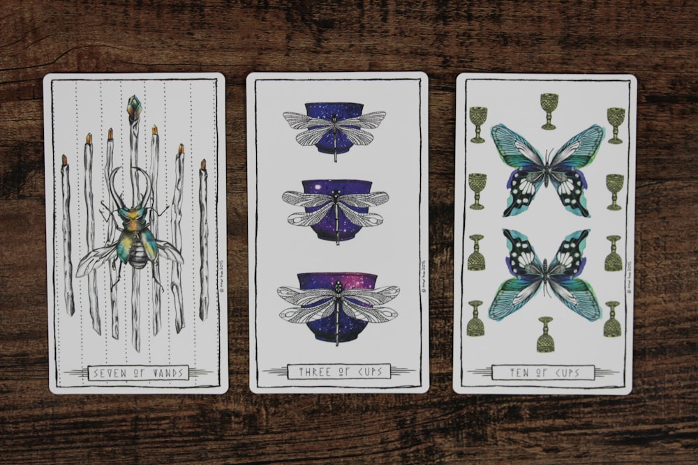 Fotografía de enfoque selectivo de tres cartas del tarot