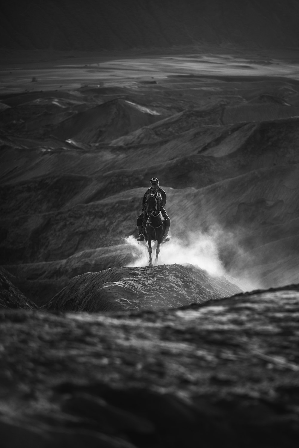 Fotografía en escala de grises de un hombre montando a caballo