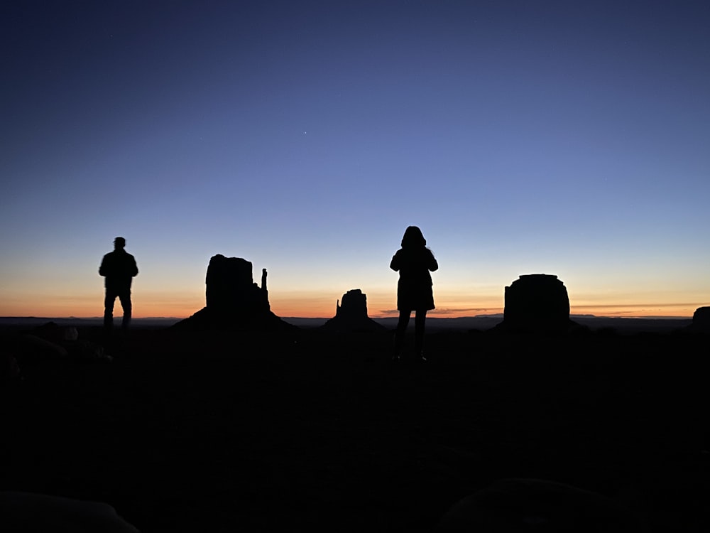 silhouette de deux personnes sous ciel bleu