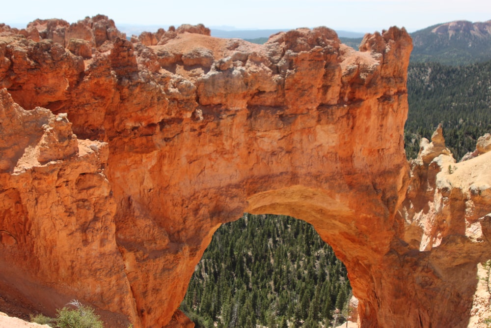 roccia marrone a forma di arco