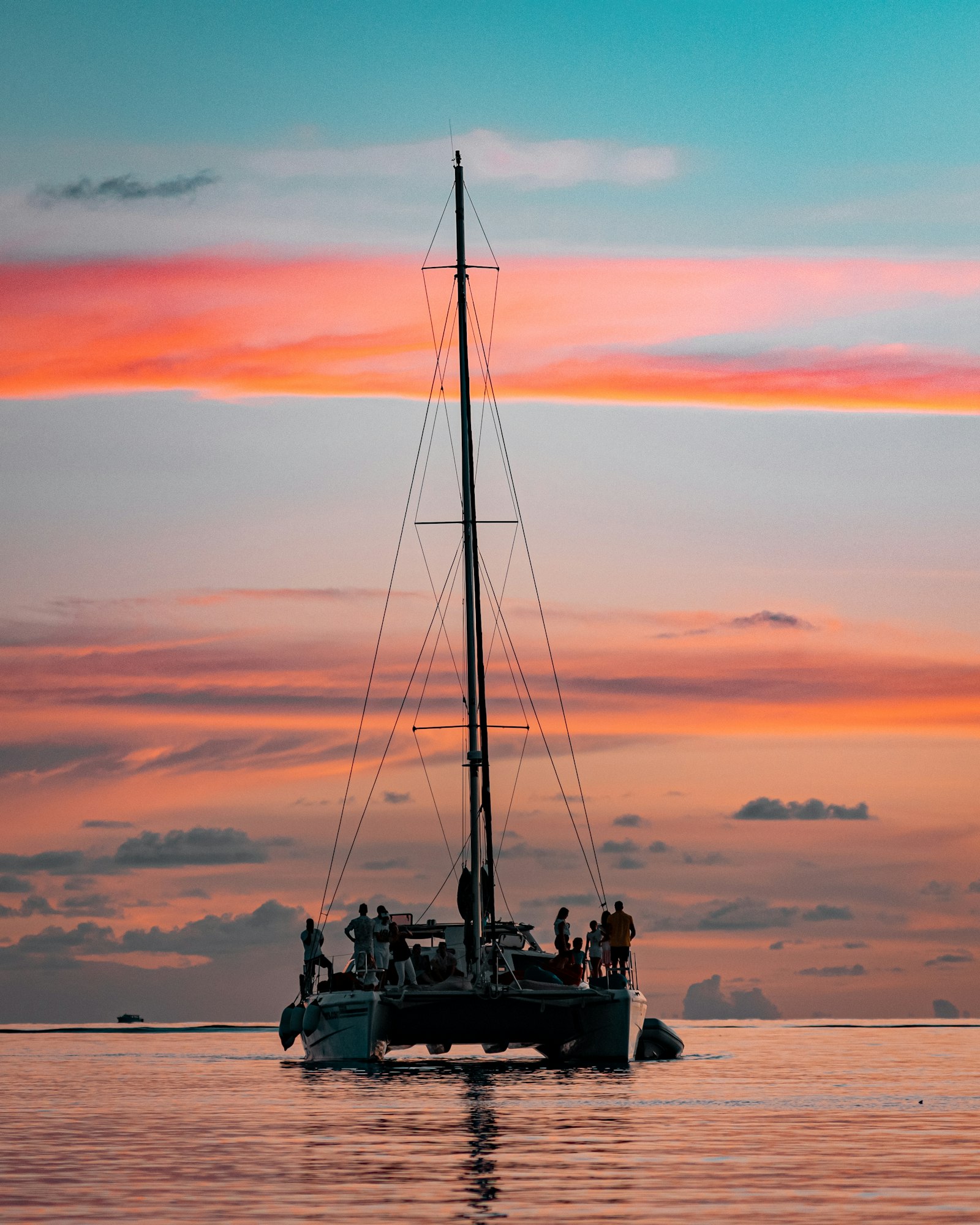 Nikon AF-Nikkor 80-200mm F2.8D ED sample photo. Gray and white boat photography