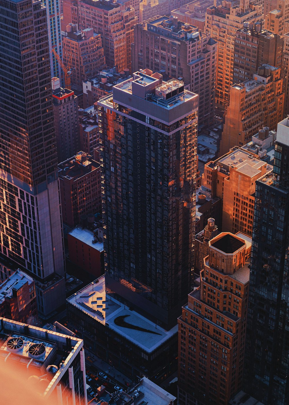 fotografia aérea de edifícios marrons durante o dia