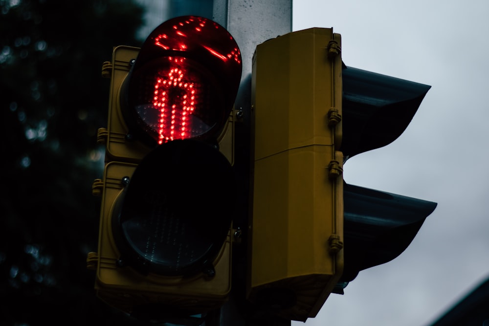 Feux de circulation jaunes à l’arrêt