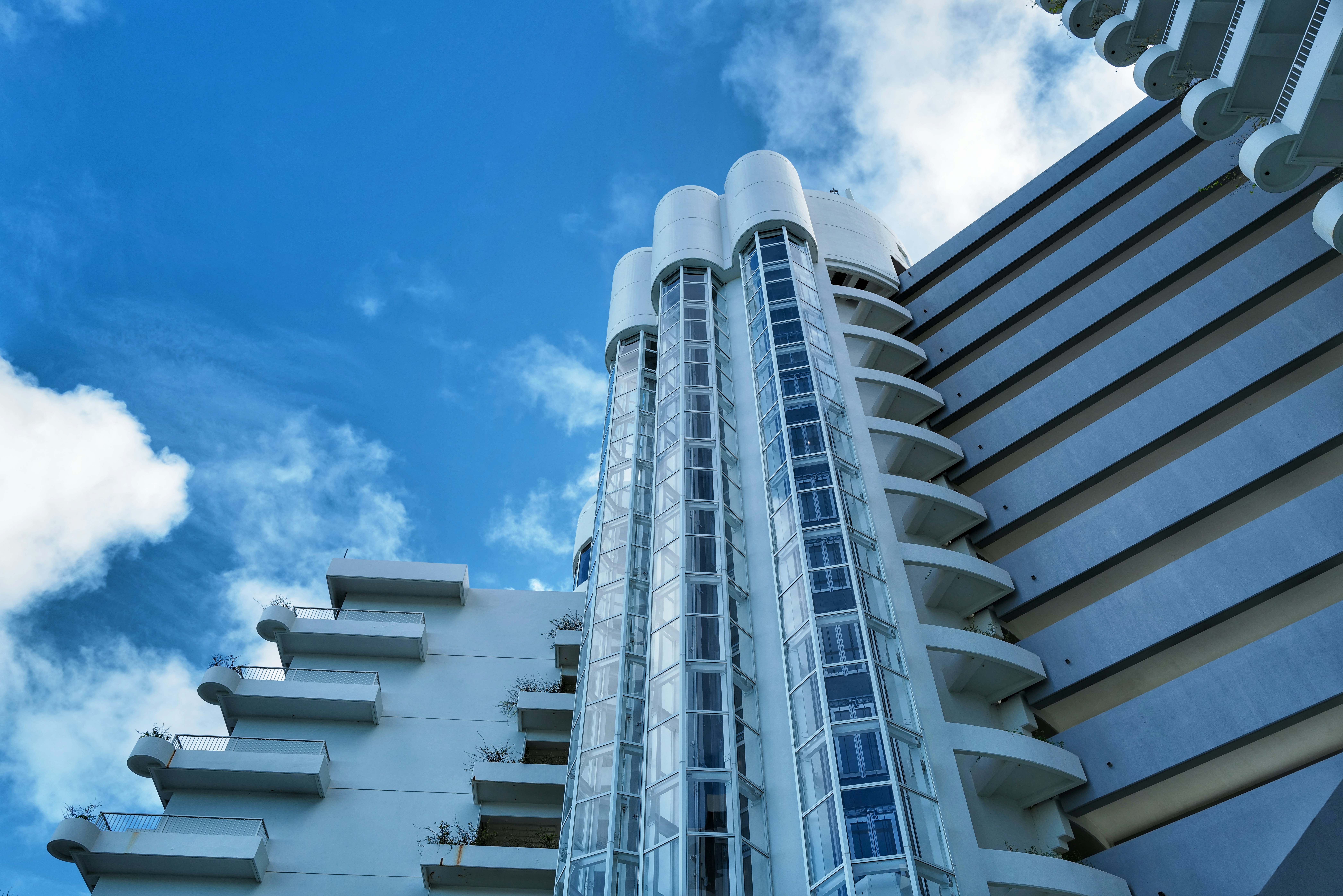 gray high-rise building