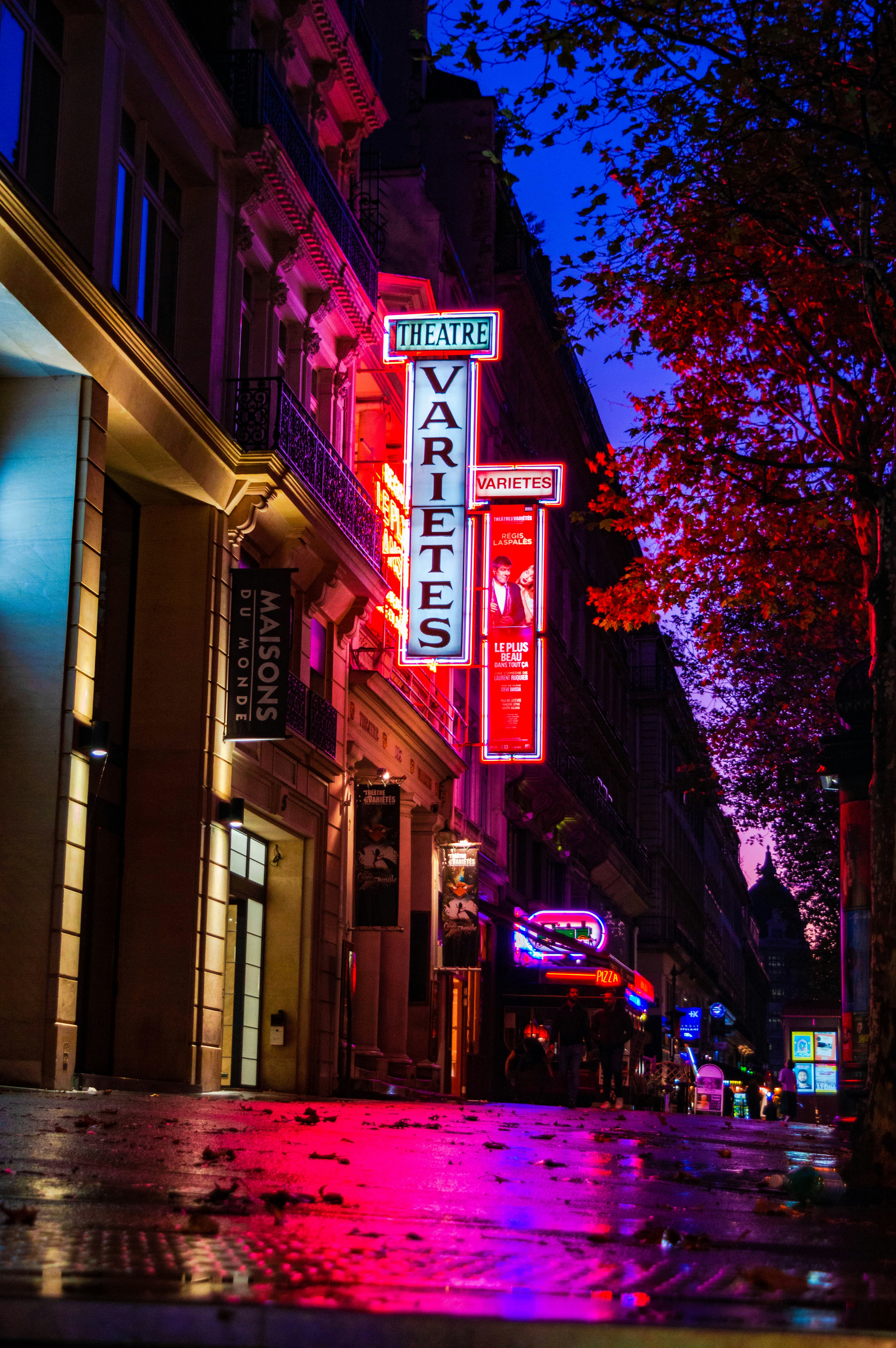 Varietes sign near tree