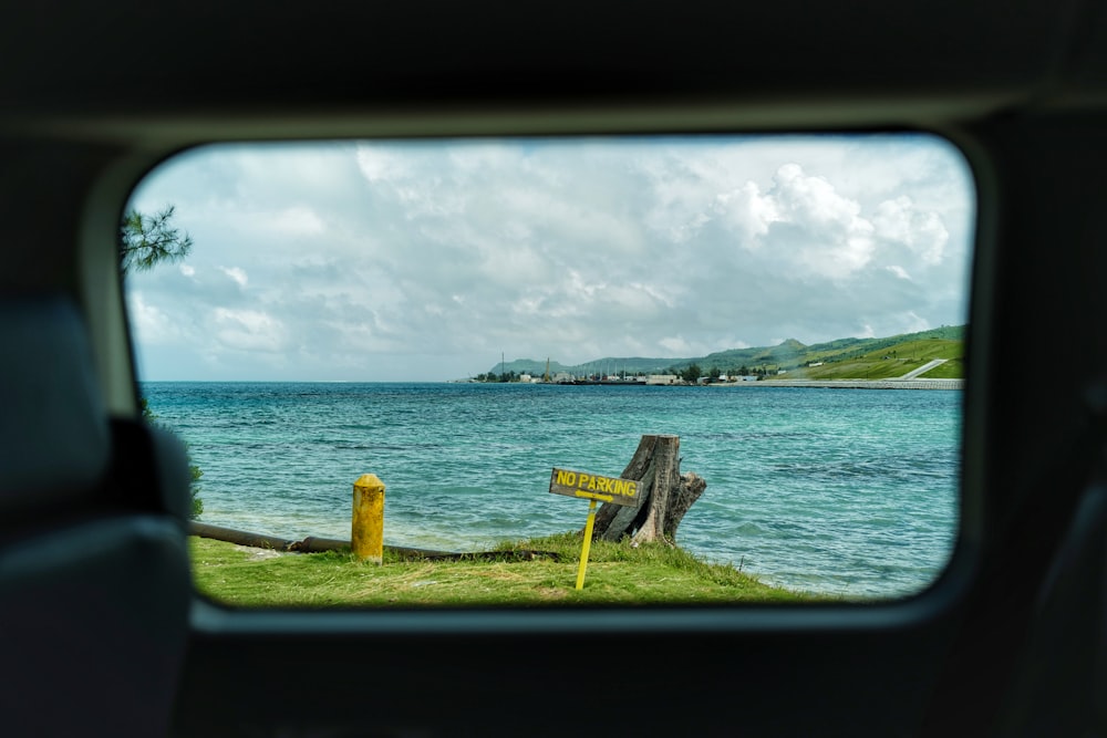 specchio d'acqua e nuvole grigie