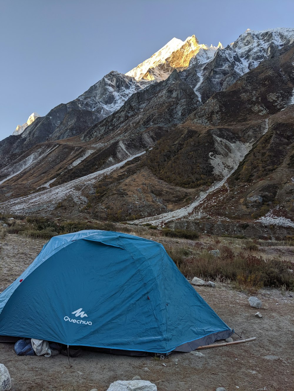 눈 덮인 산 근처의 블루 돔 텐트