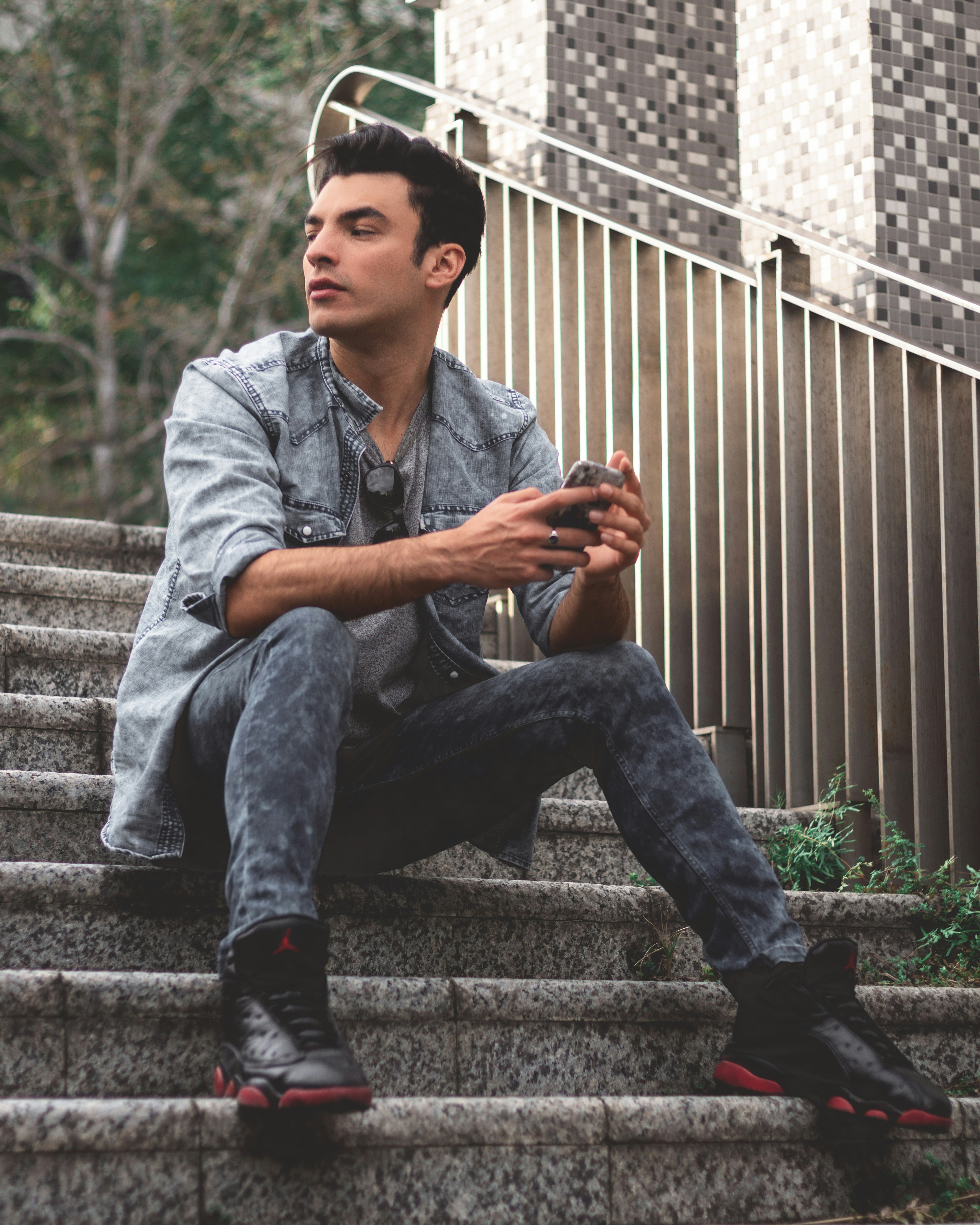 階段に座る男性の写真 Unsplashで見つける台北市の無料写真