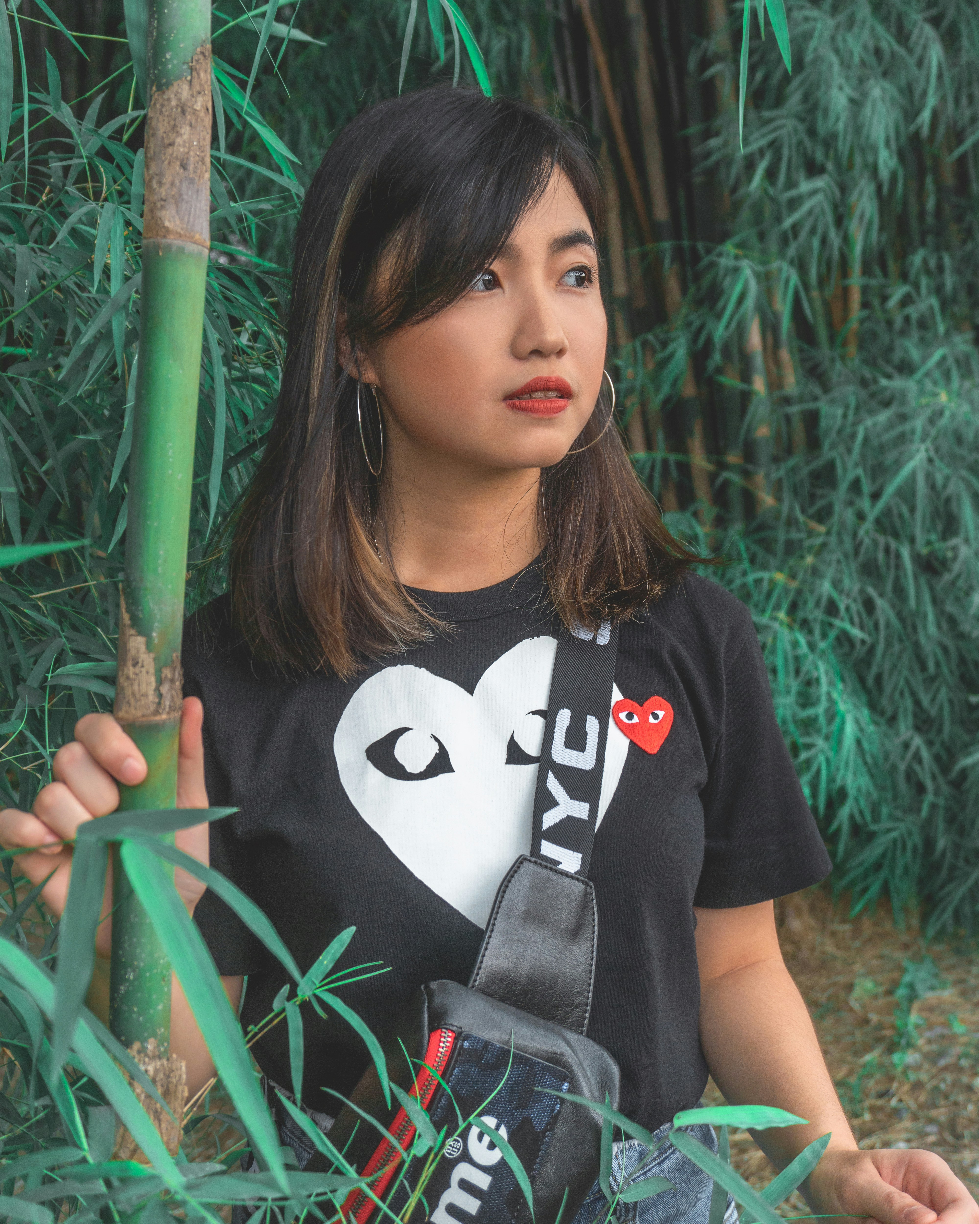 foto fokus dangkal wanita berwarna hitam CDG Play crew-neck T-shirt