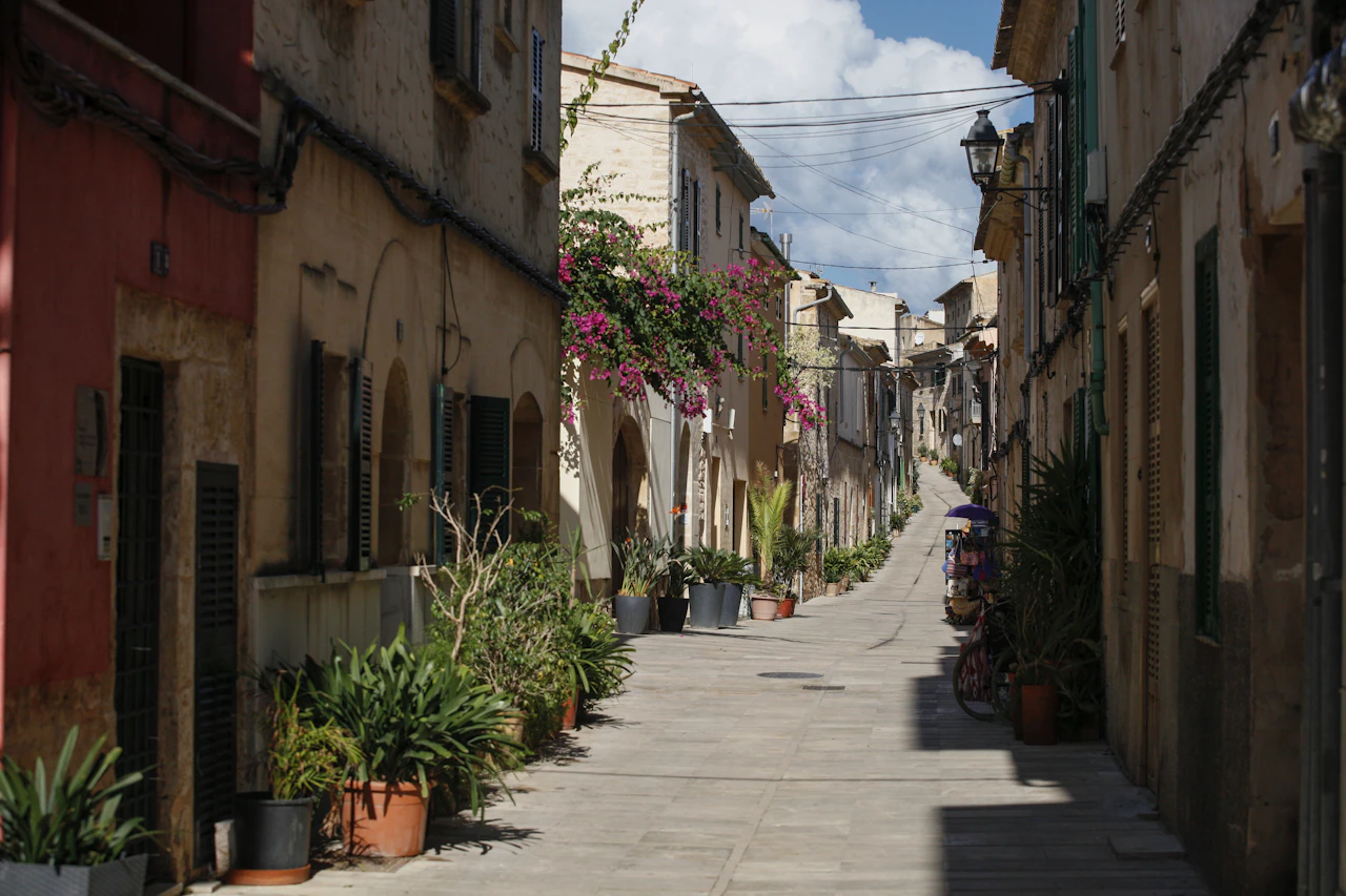 Old Town Alcúdia from Old town street