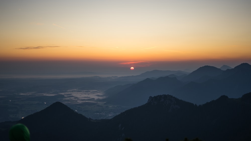 Luftaufnahme eines Gewässers mit Blick auf den Berg bei Nacht