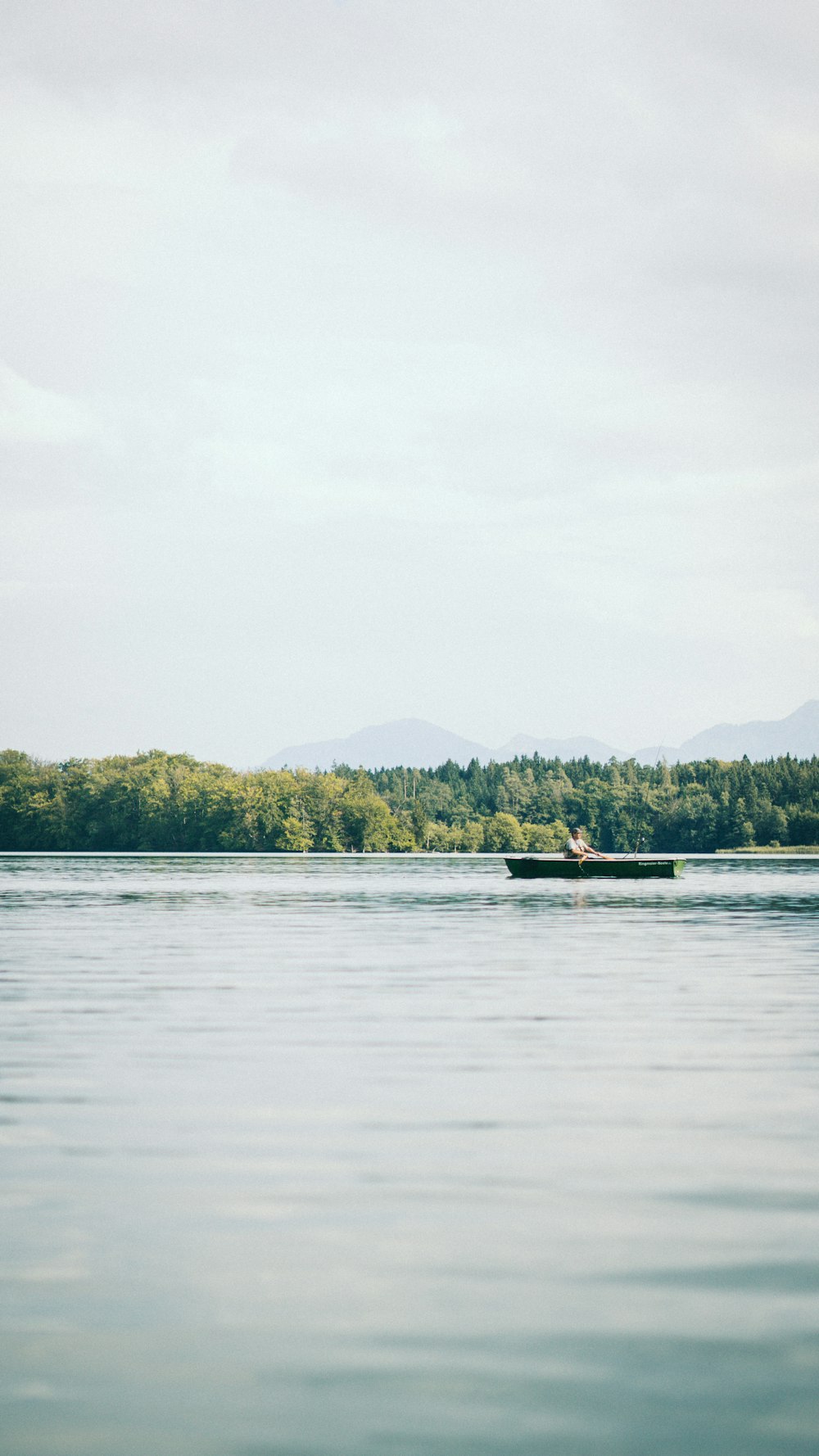 persona in canoa durante il giorno