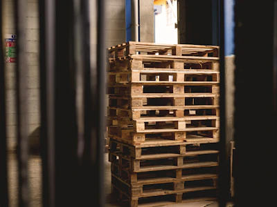 Pila de pallets de madera listos para distribución en un almacén logístico de EE. UU.
