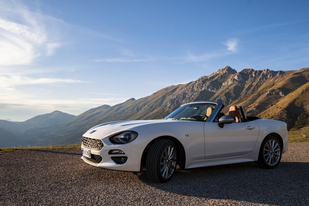 Coupé cabriolet blanc stationné pendant la journée