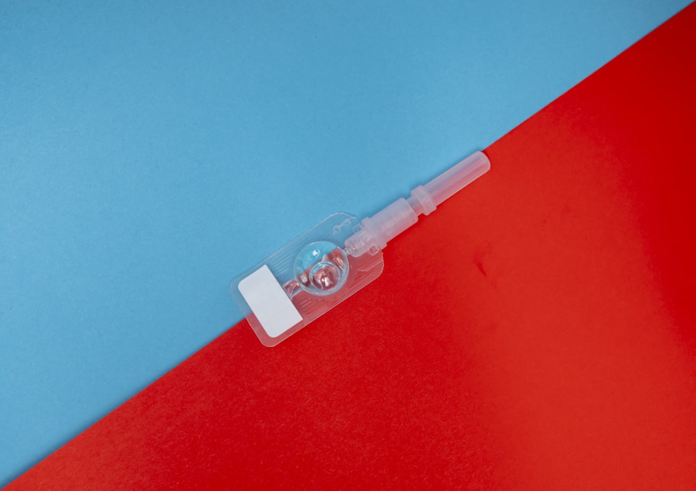 Paquete de plástico transparente sobre superficie con rayas rojas y azules