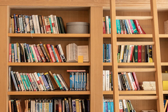 Biblioteca de madera con libros jurídicos