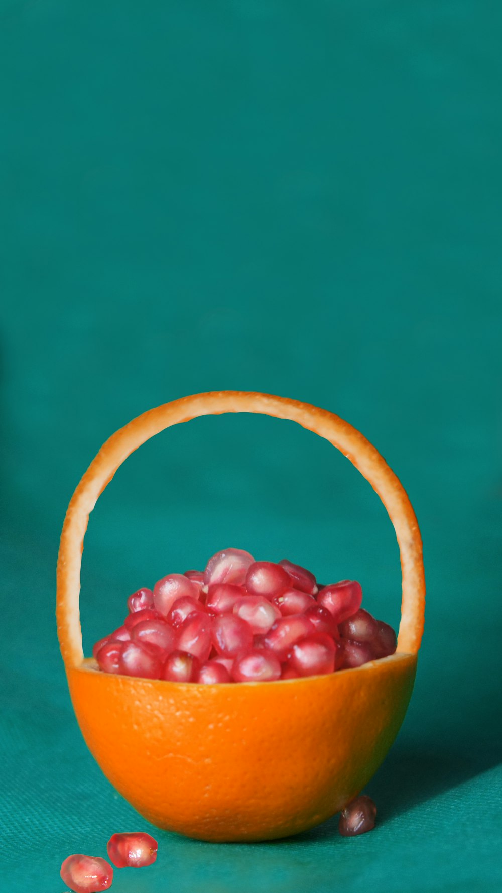 Frutas rosadas en canasta