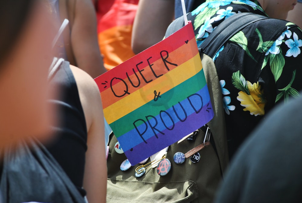 messa a fuoco selettiva della fotografia di Queer & Proud signage