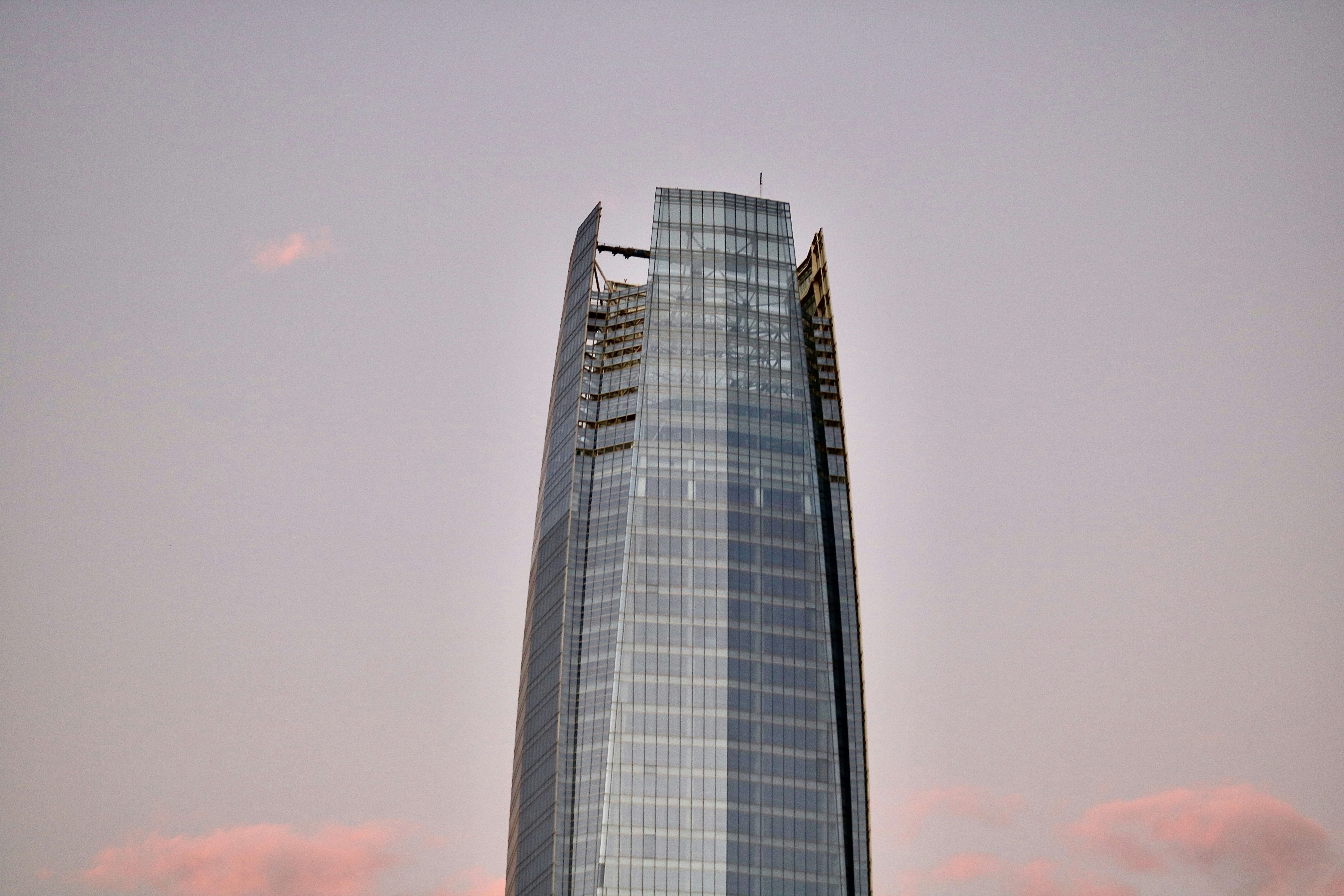 La Gran Torre Santiago es un rascacielos de 300 metros de altura ubicado en la ciudad de Santiago, Chile. Es parte del complejo Costanera Center, que comprende un centro comercial, dos hoteles y dos torres de oficinas. Fue diseñada por el célebre arquitecto argentino César Pelli, titular de Pelli Clarke Pelli Architects de Estados Unidos, quedando el diseño del complejo comercial a cargo de Watt International de Canadá y las oficinas de arquitectos Alemparte Barreda y Asociados de Chile.