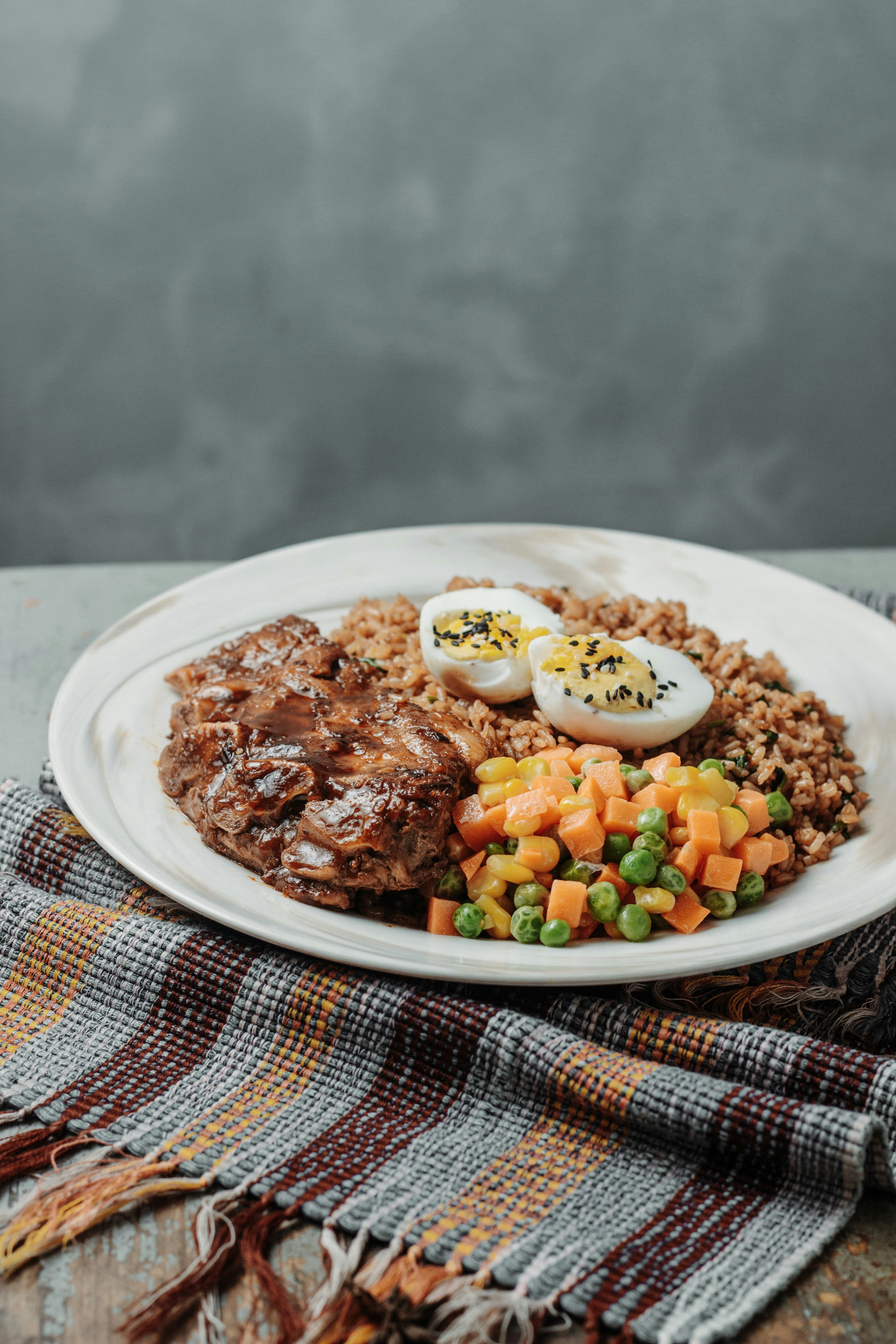 Calentado de Lentejas y Arroz Integral con Huevo Estrellado y Pollo Magro