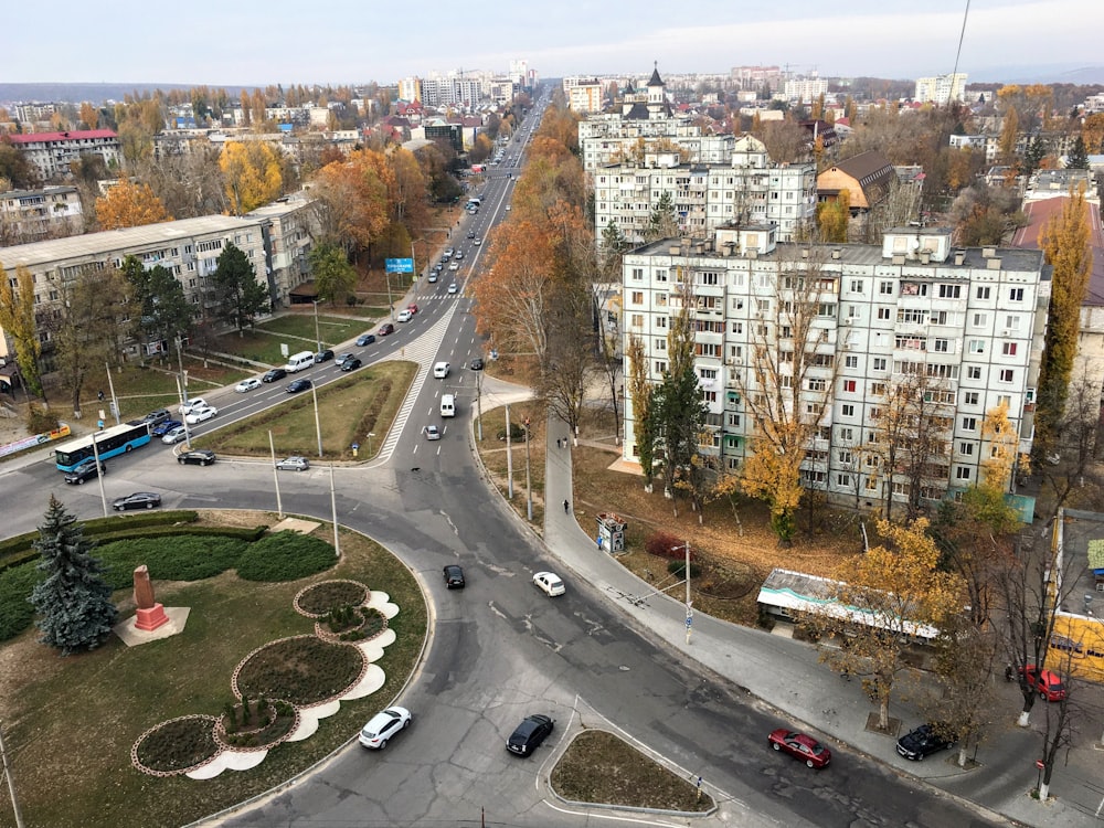 Fotografia aerea di edifici in cemento bianco durante il giorno