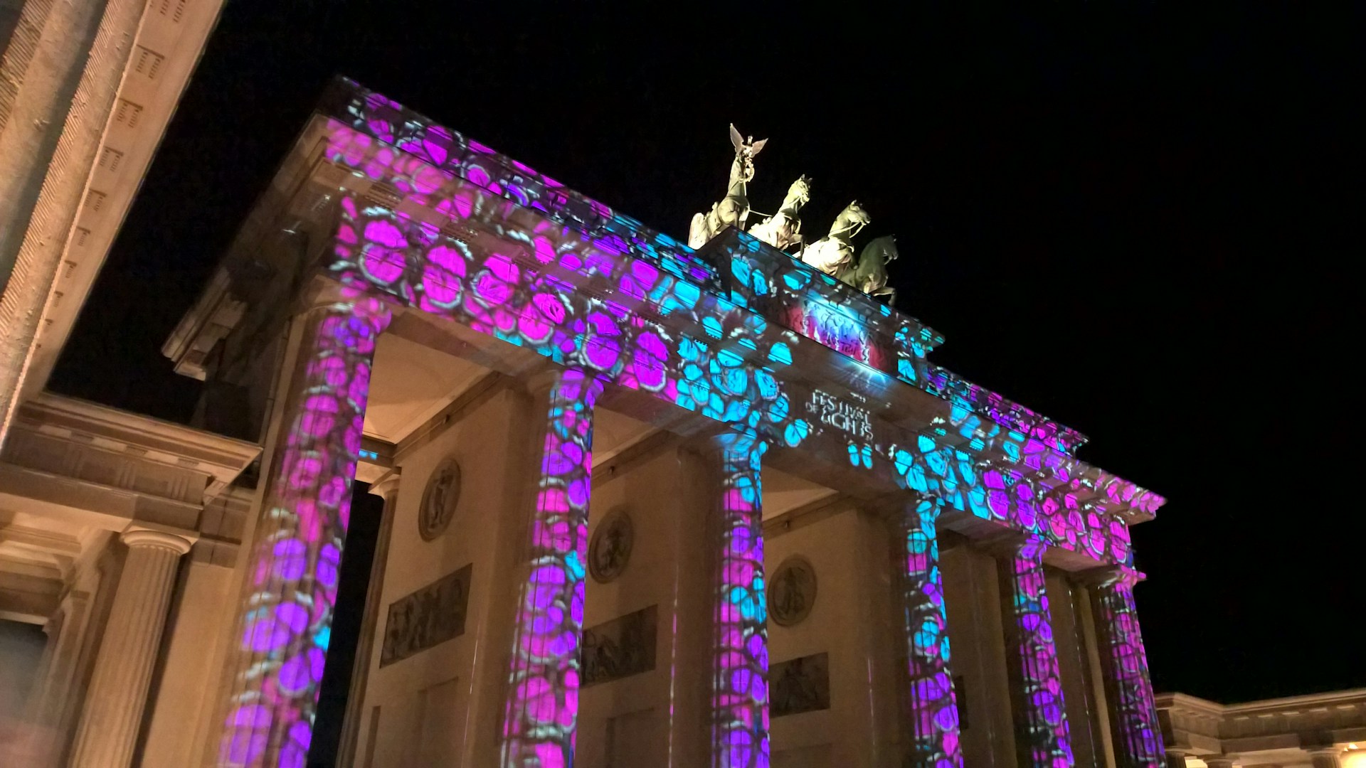 gray computer monitor