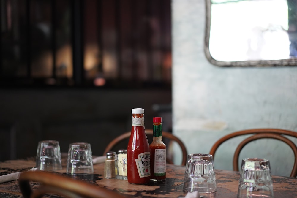 Bouteille de ketchup sur table