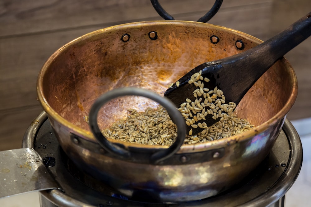 Photo de mise au point peu profonde d’un pot de foulque macroule brune