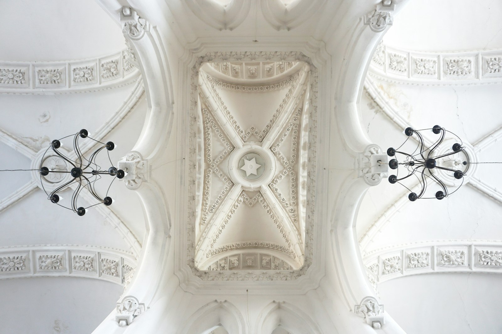 Sony a6000 sample photo. White decorative ceiling photography