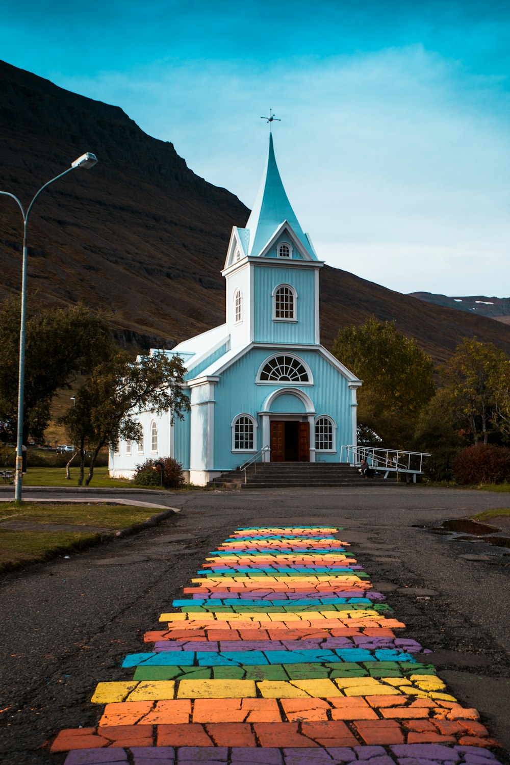 Weiße Kapelle in der Nähe von Bäumen