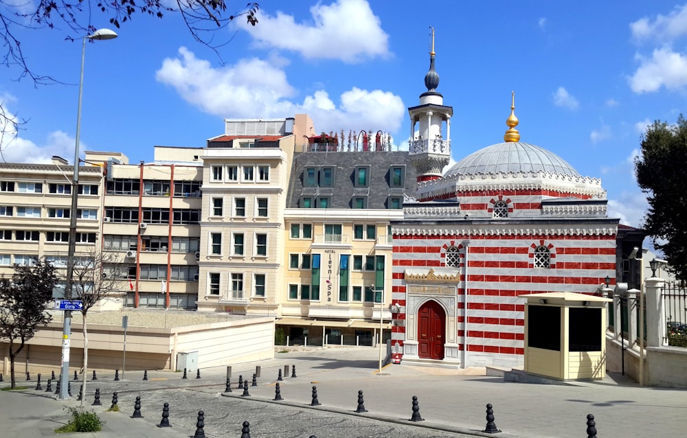 Un edificio rosso e bianco con una cupola bianca