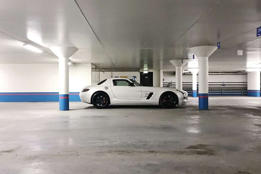 白いクーペが駐車されています