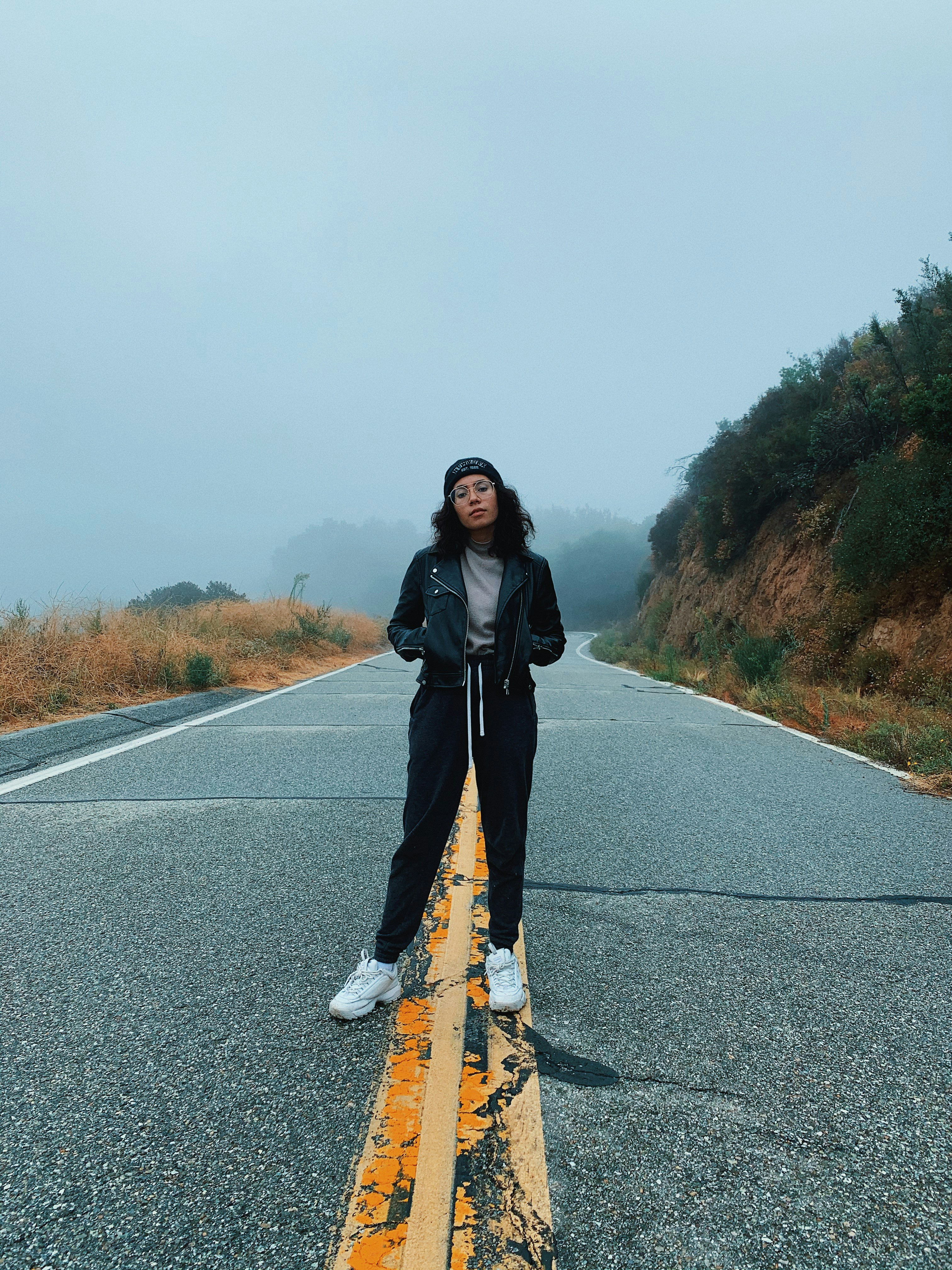 mulher em pé na estrada