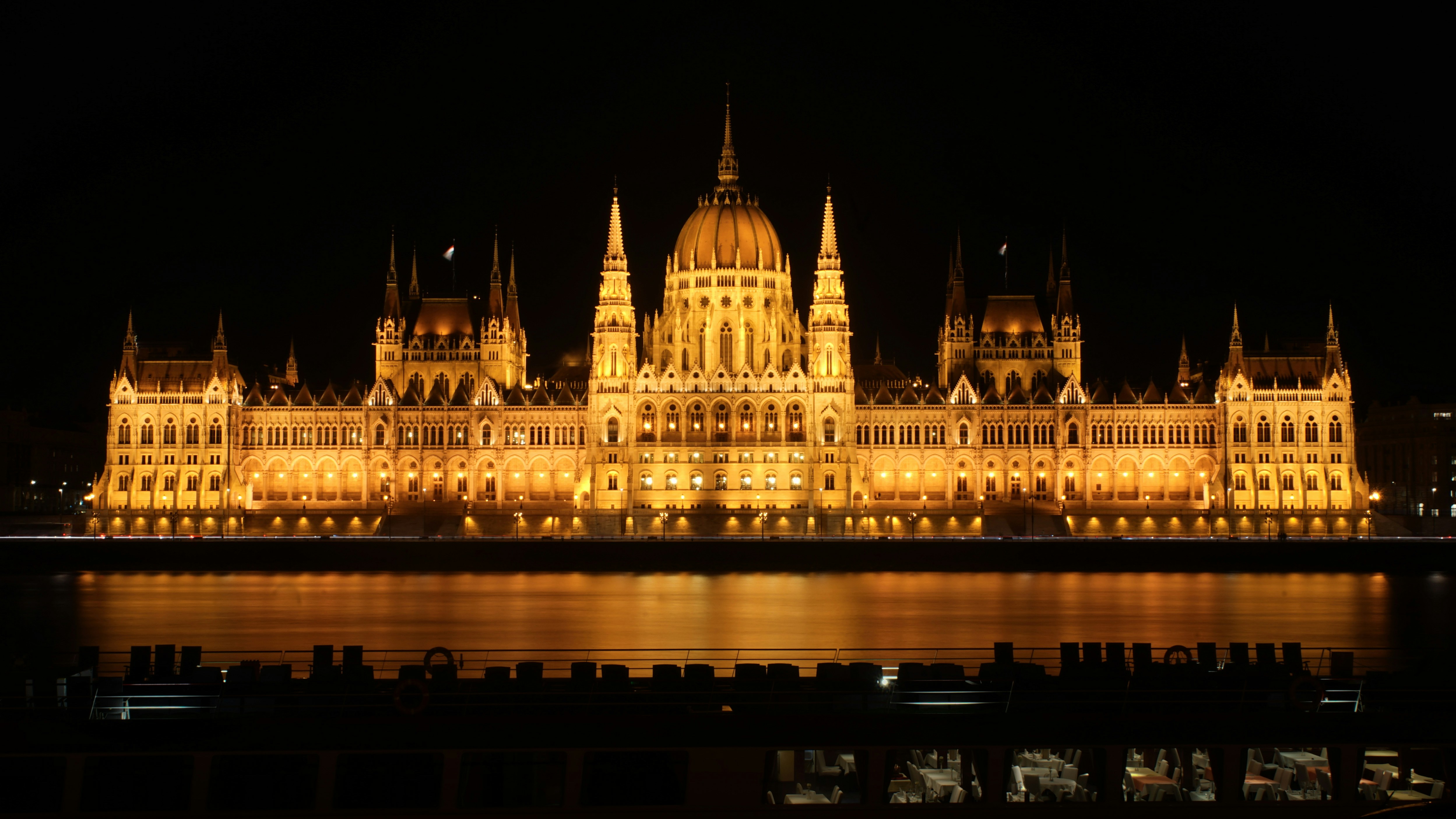 Stay online in the Hungary with a prepaid eSIM from eSIMlii. Instant activation, no roaming charges, and reliable coverage.