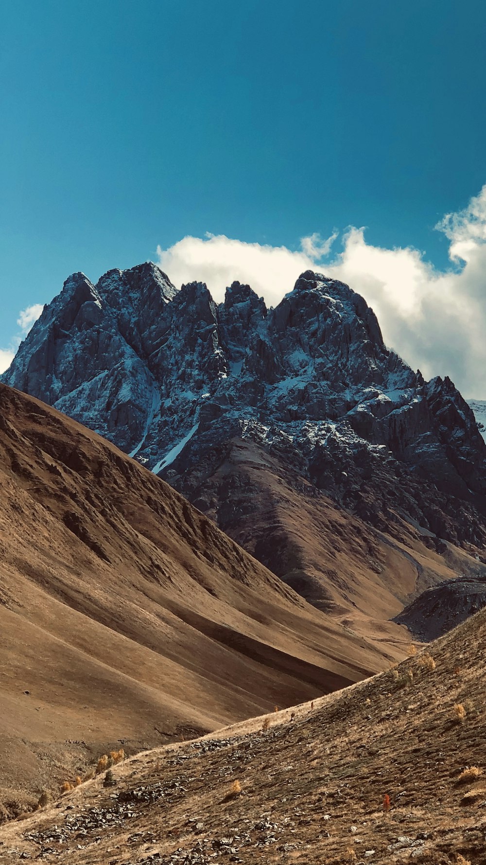 mountain under cloudy sky