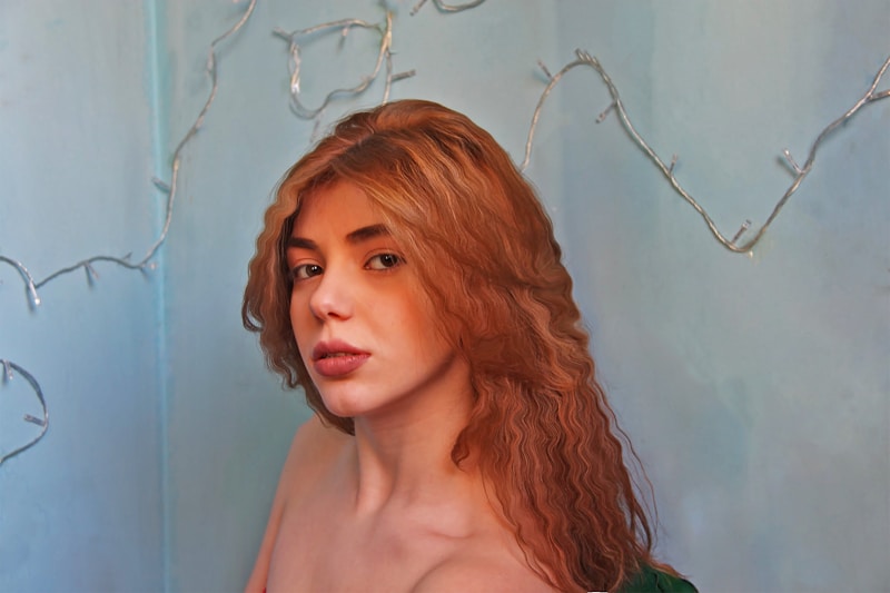 Desnudo sensual cabello castaño