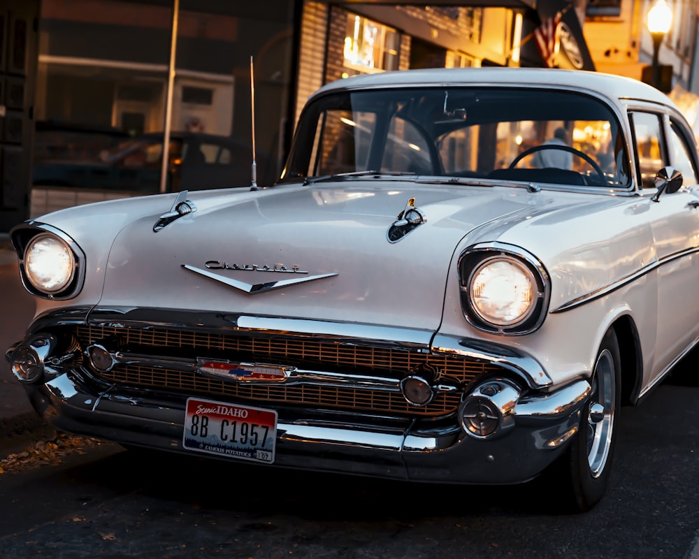 voiture Chevrolet blanche