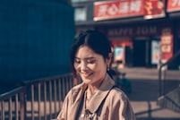 Femme souriante representant le dynamisme entrepreneurial