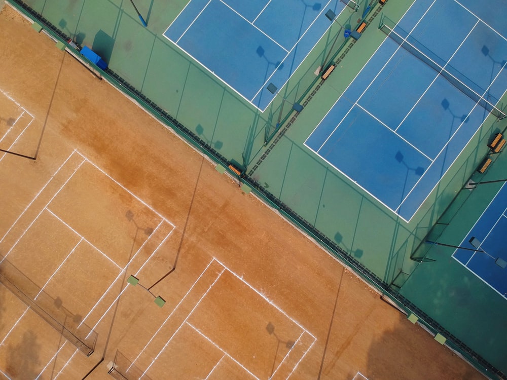 Foto aérea de canchas de tenis