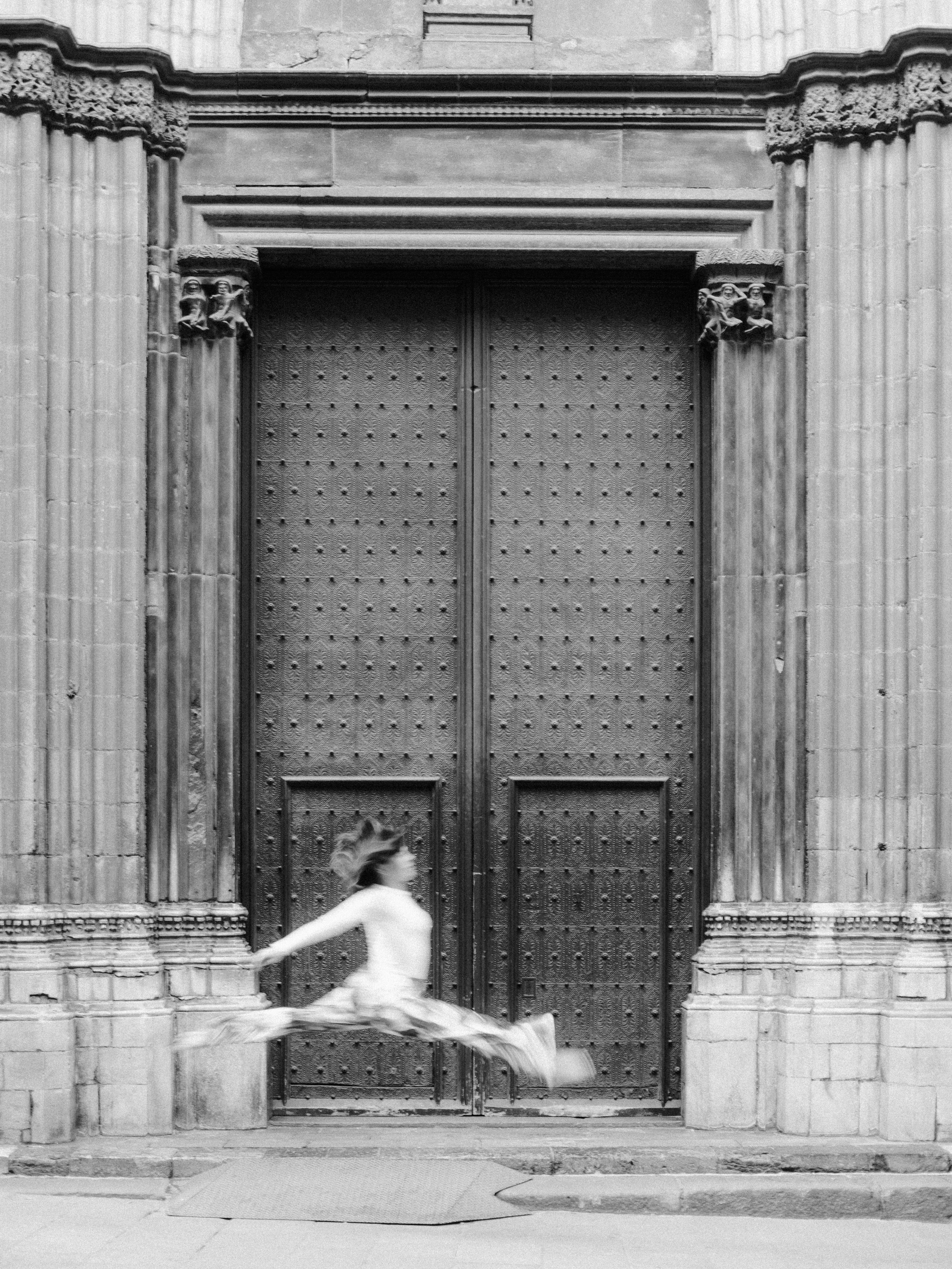 foto en escala de grises de la mujer