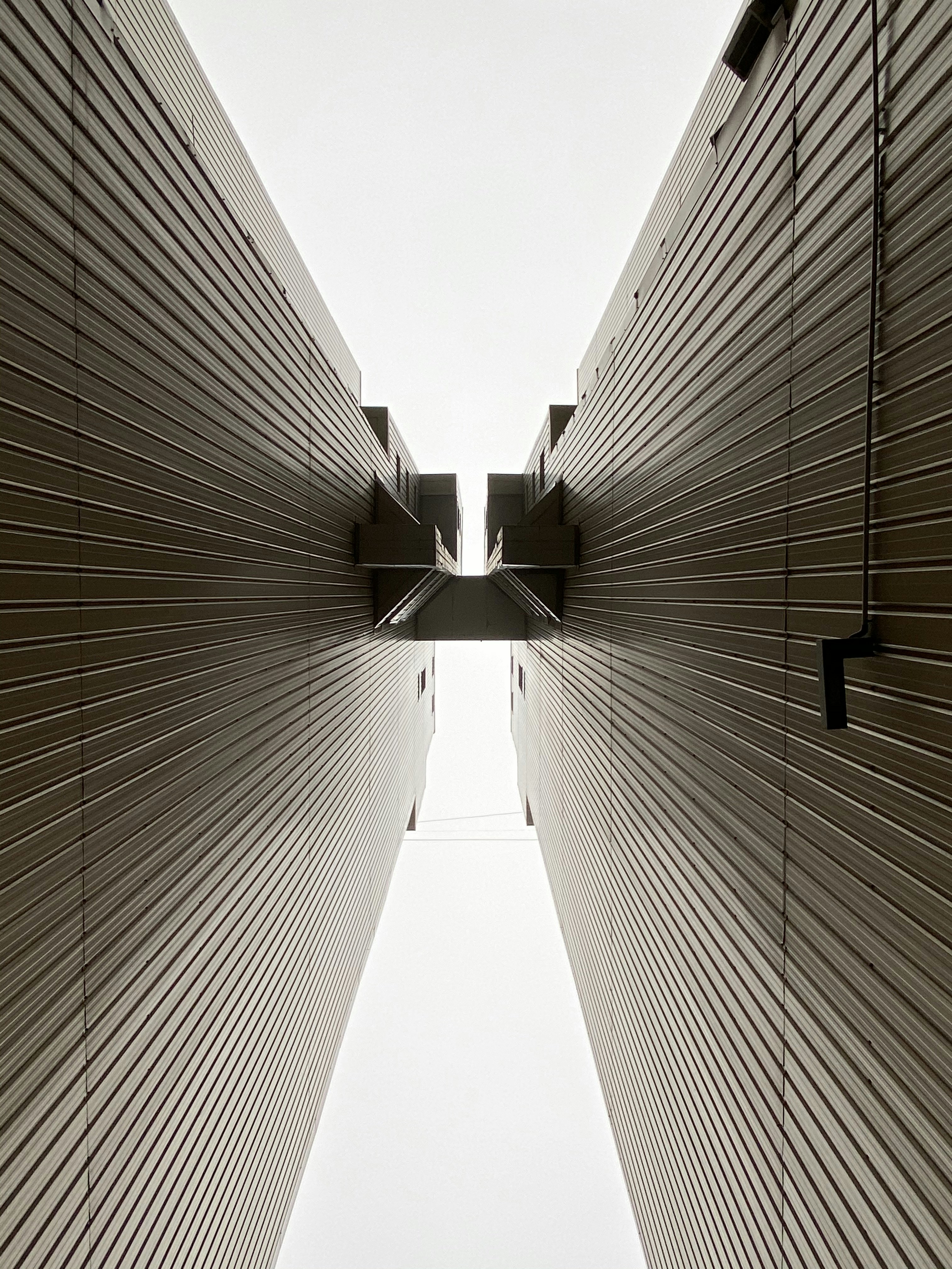 Photographie en contre-plongée d’un immeuble de grande hauteur brun pendant la journée