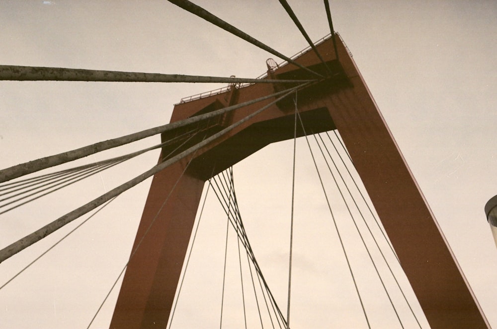 pont suspendu pendant la journée